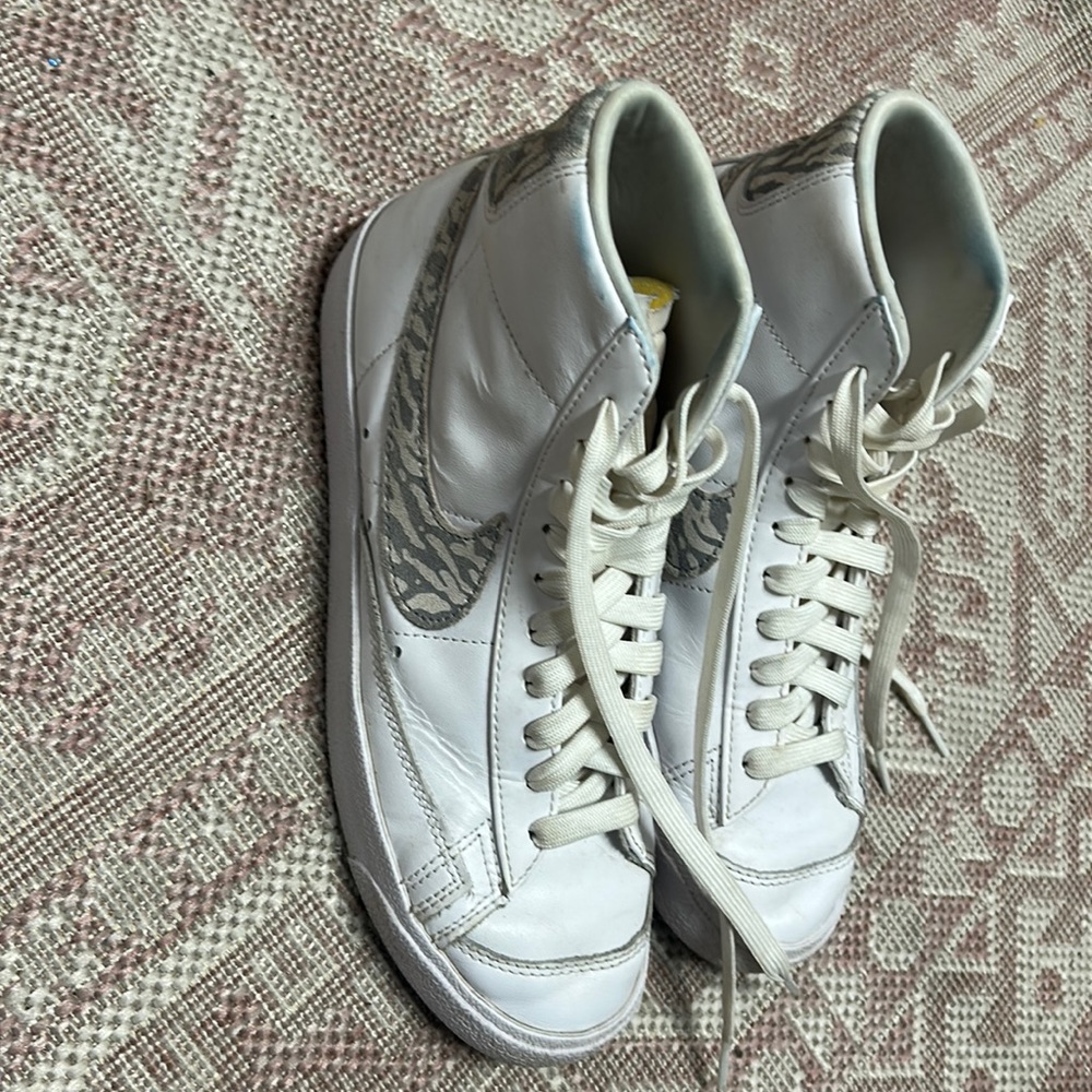 NIKE BLAZERS